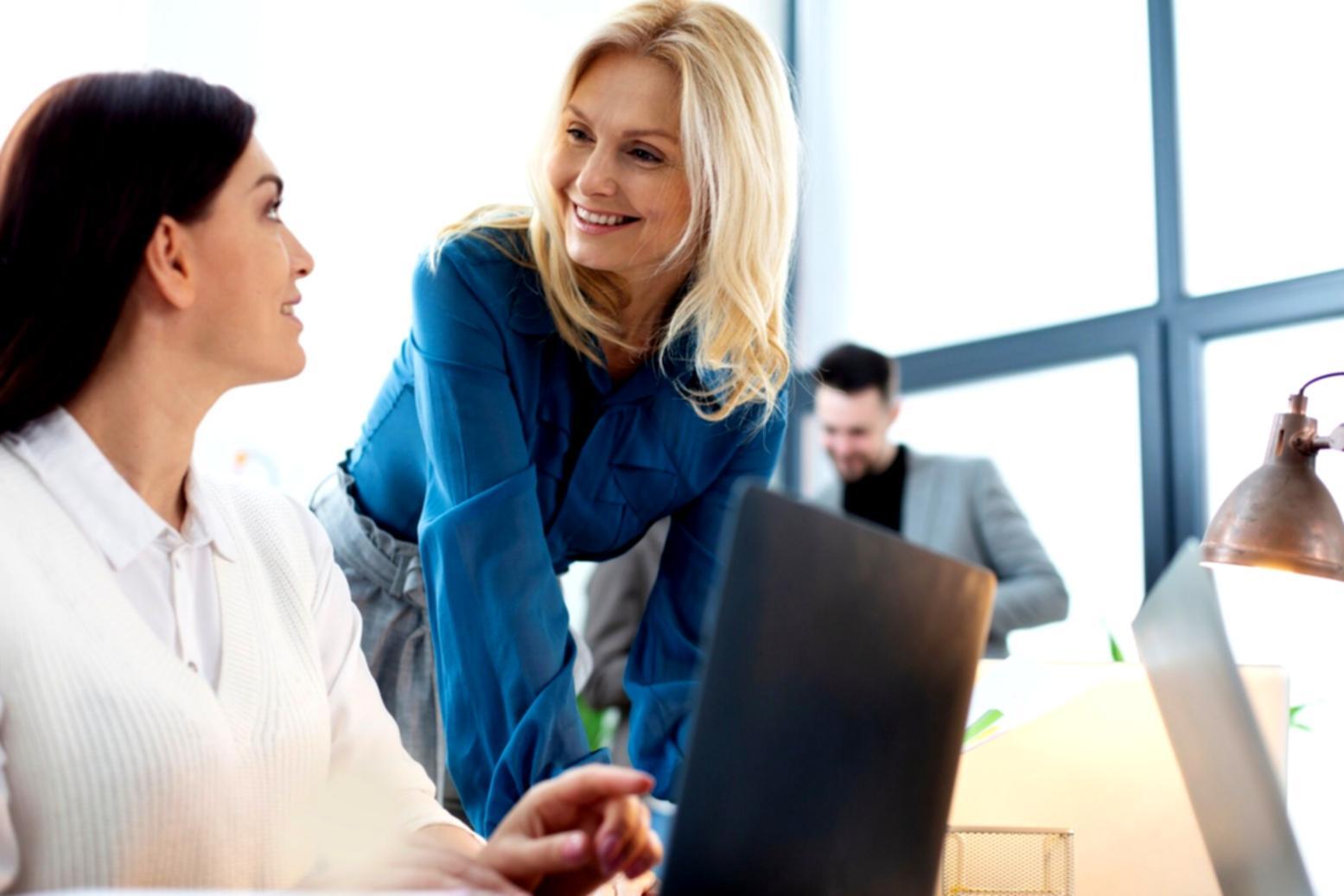 Bureau avec documents et calculatrice pour analyses comptables