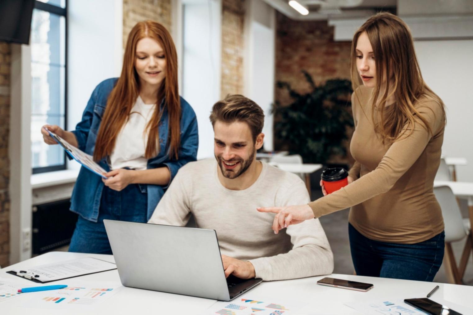 Étudiant analysant des données financières sur plusieurs écrans